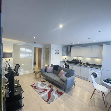 Chic Ground Floor Flat Top Location Woking & Free Parking Exterior photo