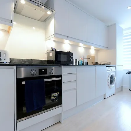 Chic Ground Floor Flat Top Location Woking & Free Parking Exterior photo