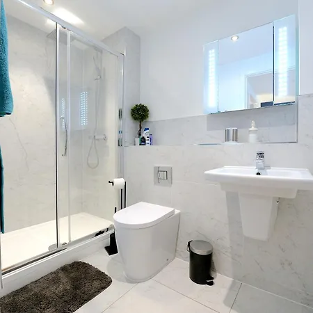 Chic Ground Floor Flat Top Location Woking & Free Parking Exterior photo