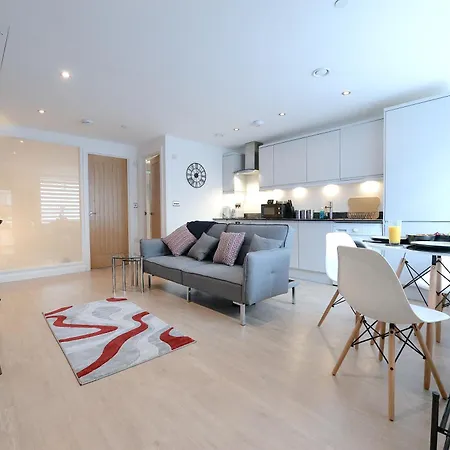Chic Ground Floor Flat Top Location Woking & Free Parking Exterior photo