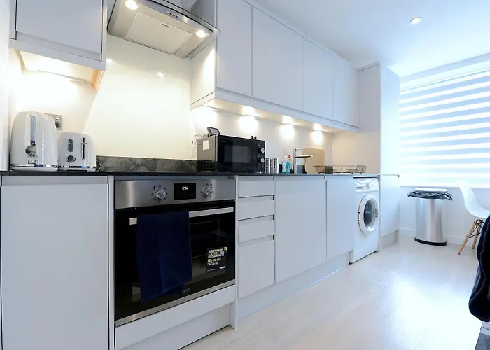 Chic Ground Floor Flat Top Location Woking & Free Parking