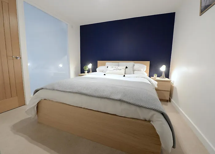 Chic Ground Floor Flat Top Location Woking & Free Parking