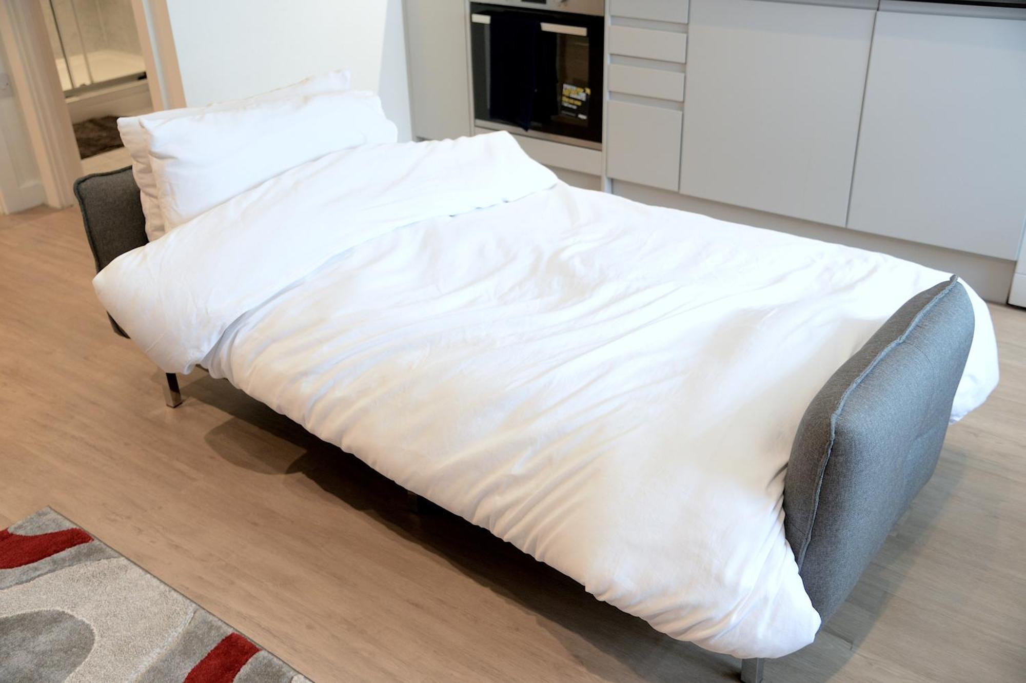 Chic Ground Floor Flat Location & Free Parking * Woking